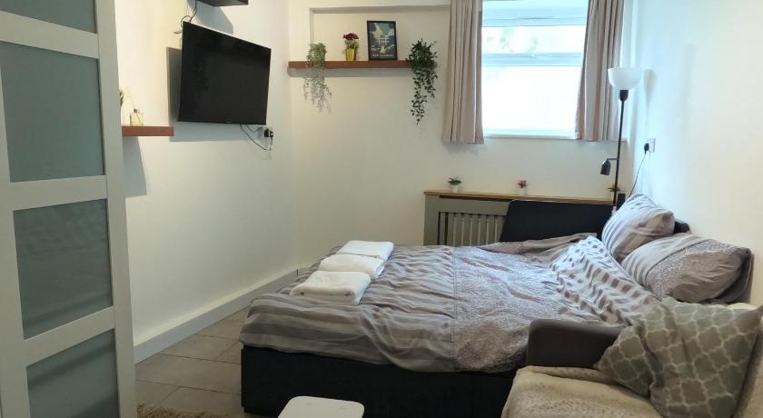 Studio Apartment in Kew