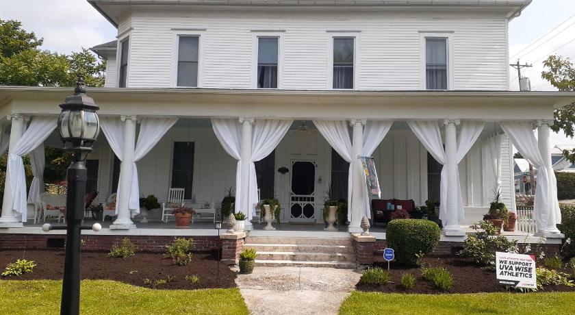Cozy Turret Room at Nottingham Place in Wise with Plush Queen Bed, Private Detached Full Bath