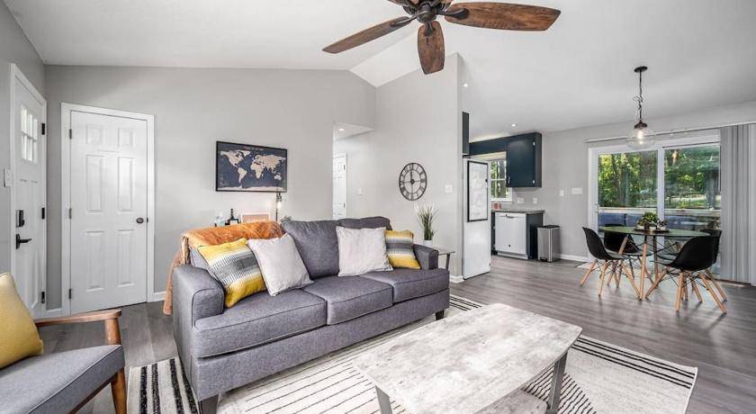 Cozy on Ger-Maine St 1 Mile From Downtown Apex
