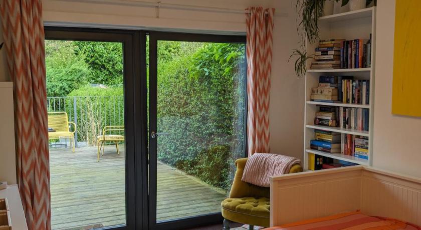 Private room with terrace and free parking
