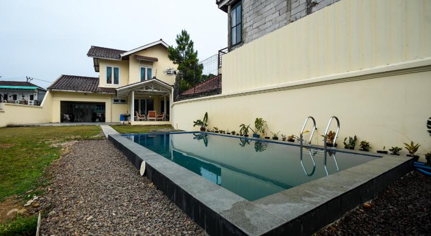 Villa Puncak Kota Bunga, Swarna Villa Swimming Pool