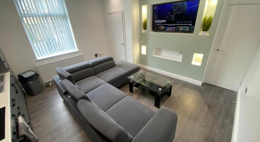 Luxury 3-Bed House-Jaquzzi Bath-Private Parking-Sleeps 13- 2 Min M62