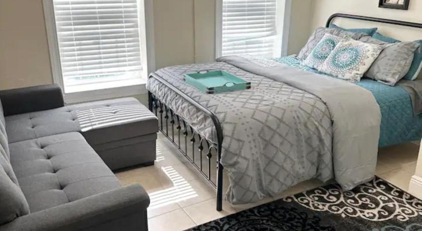 Minutes to the River Walk and the Alamo Pet Friendly Sleeps 8!