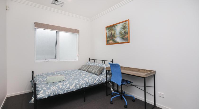 Modern Share house, private bedroom with double size bed, 7min to beach