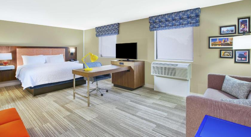 Hampton Inn & Suites Cleveland/Oakwood Village