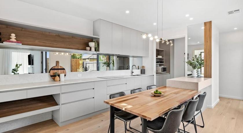 Iluka on the Avenue- 3 bedroom, 2 bathroom. Brand new. 150m walk to shops
