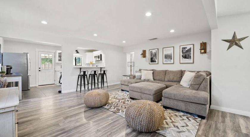 Magic Mountain 4 Bedroom 3 Bath Escape Modern Home