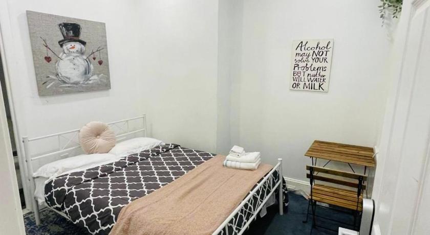 Oui on Ludlow - Entire House and Private Rooms in University City