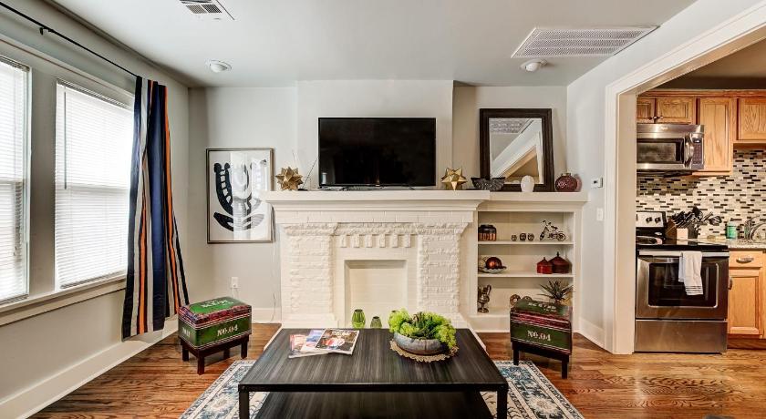 Putnam Pad I -near Asian District- just off I-44