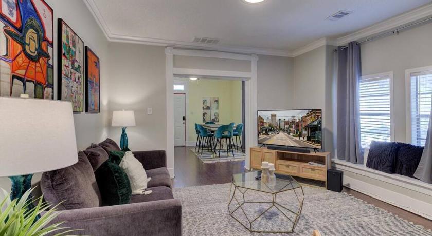 Bright & Charming Cottage with Fire Pit and Porch Swing - Close to Beale Street, BBQ, Graceland, and