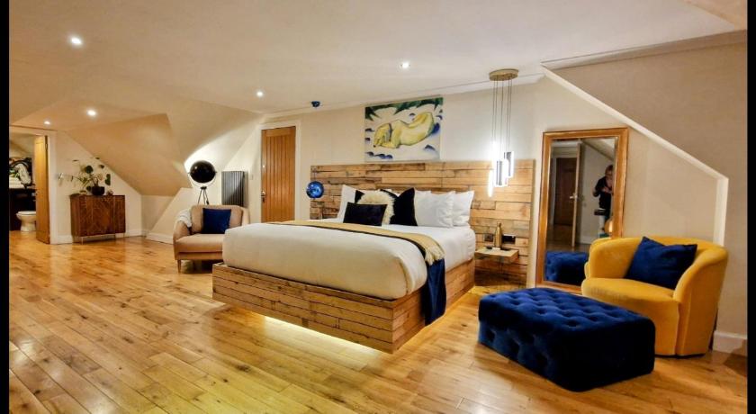 The Sleeping Dog Room at The Grumpy Schnauzer BnB Huge Room, Luxe Suite, Private Hot Tub, Breakfast,