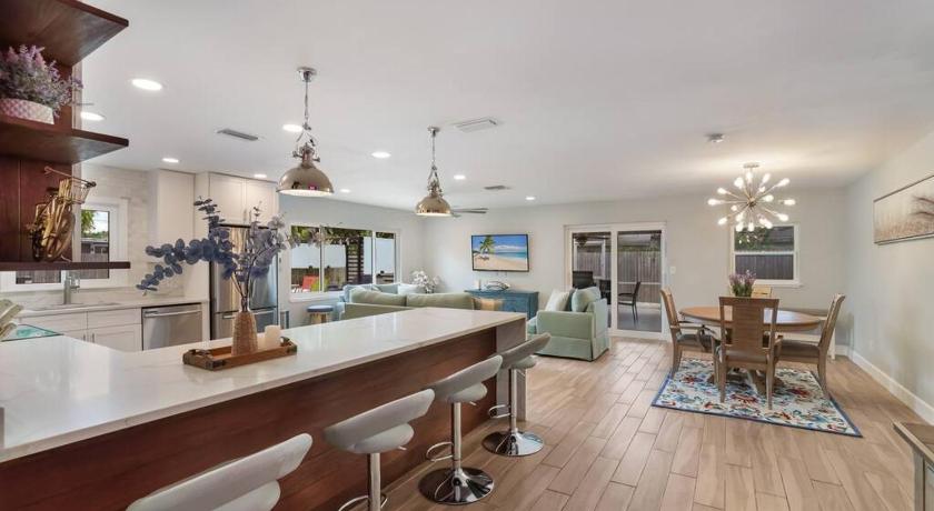 Sarasota Updated pool home, Near Siesta Key