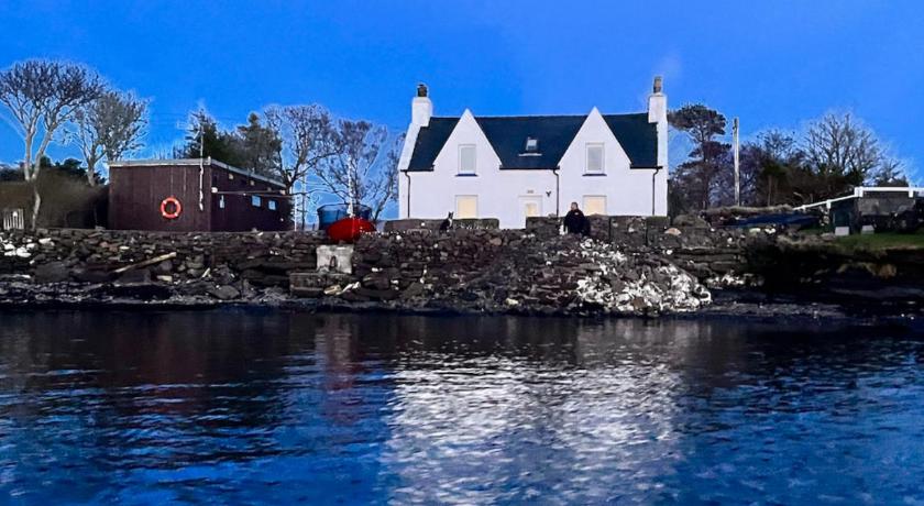 Carnmhor, Isle of Skye - Stunning 242 year old cottage on its own sea shore!