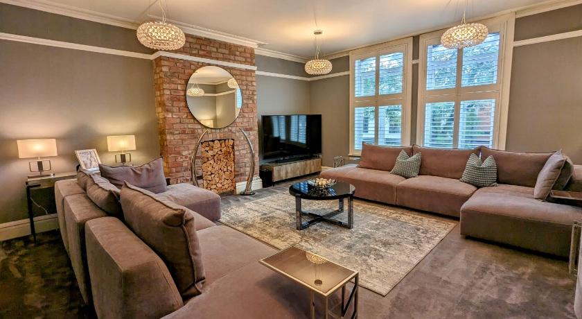 Robert Bolt House, Free Parking, 1 Minute to Metrolink