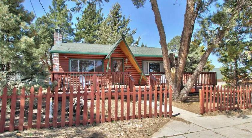 Best place to stay in Big Bear Lake (CA), United States - Los Osos Cozy Cabin with Private Spa and BBQ