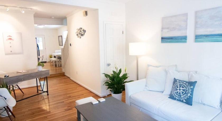 Cozy 2br home w/ parking in downtown Annapolis