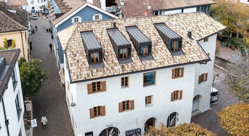 Schmitte am Sonnenwirtsplatz Eppan in South Tyrol