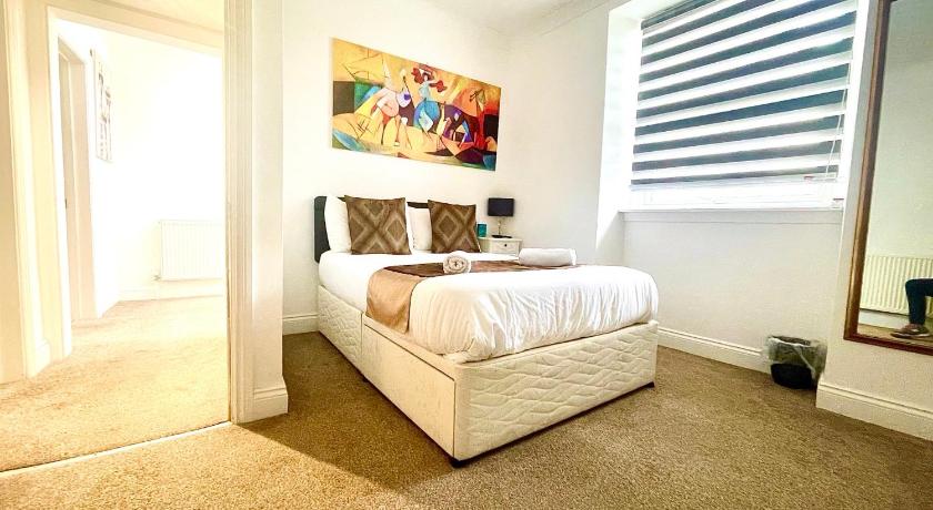 Executive apartments, nr city centre with private parking