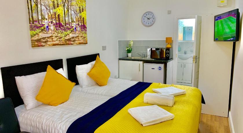 London Studio Apartments, Private Bathroom, Kitchenette, Parking, NP2