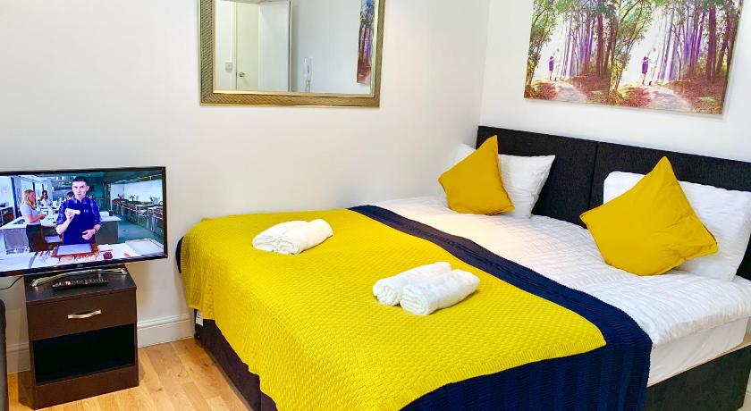 London Studio Apartments, Private Bathroom, Kitchenette, Parking, NP5
