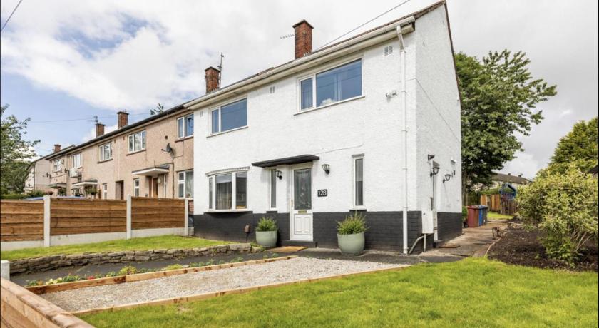 Come & unwind in Charming 5 Bed House in Blackburn