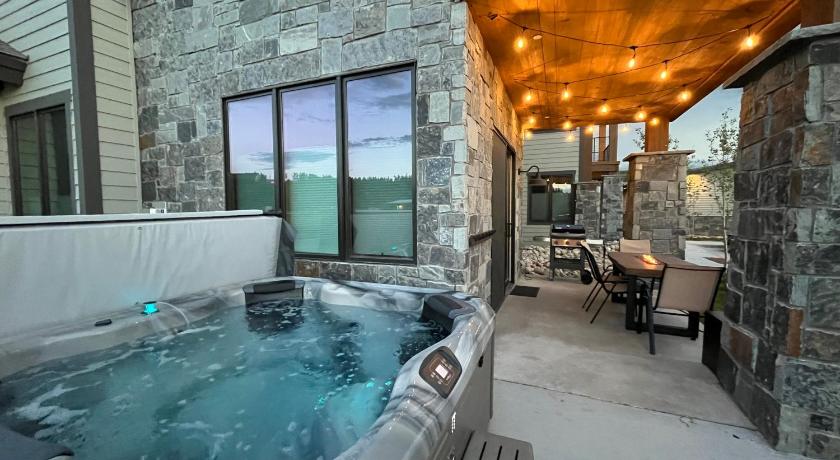 Brand New! Private hot tub, bunk room and walkable to restaurants/shops