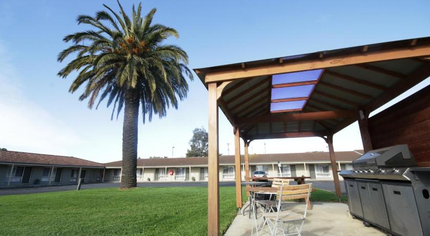 Golden Palms Motel