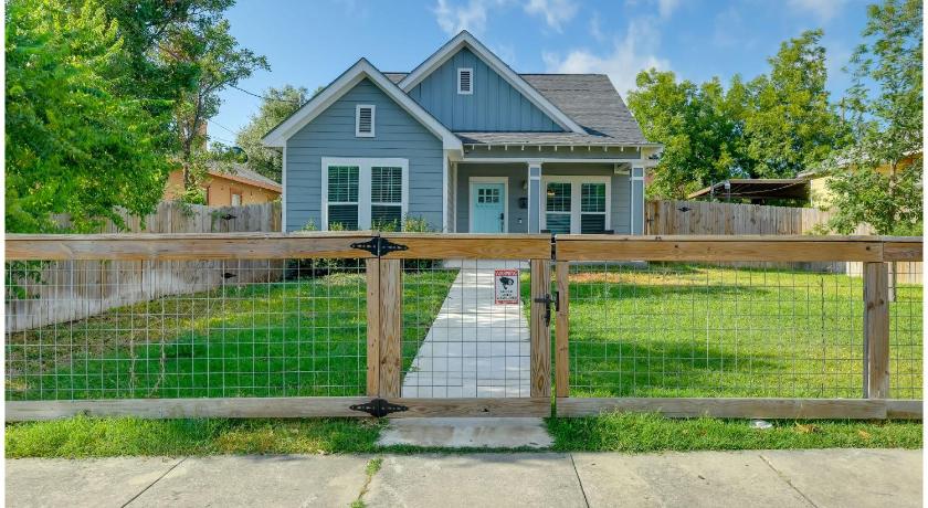 Centrally Located Stunning 3BR 2BA Near Downtown