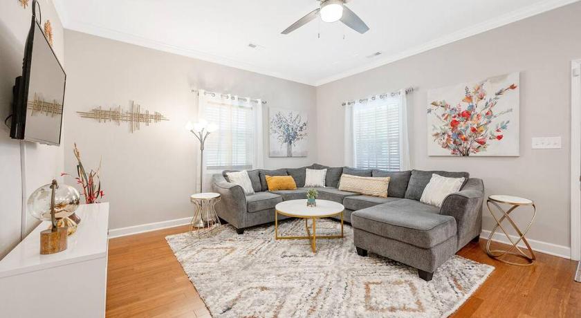 * Lux Modern Retreat * Downtown * King Beds *