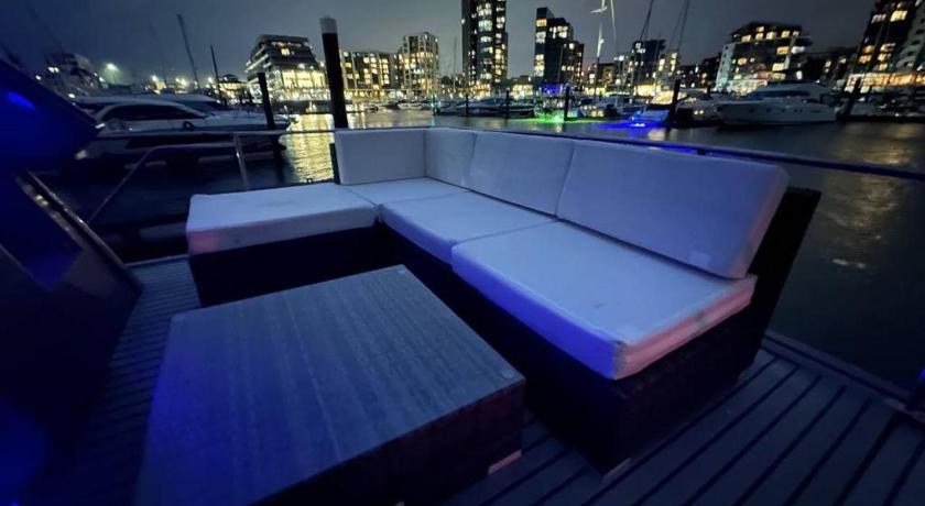 YACHT "X" - 44 FOOT MODERN YACHT ON 5 STAR OCEAN VILLAGE MARINA - minutes away from city centre and 