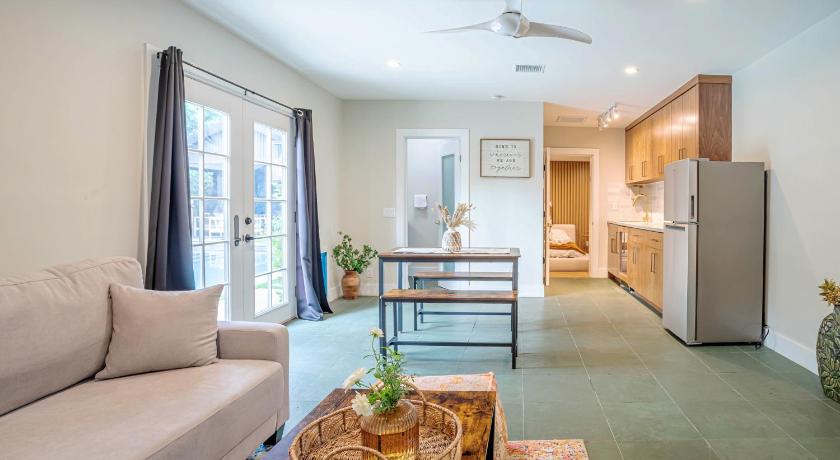 Serene 1 bed guest house with patio sleeps 6