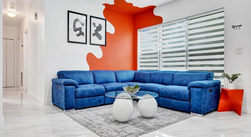 Escape to Miami Retreat- 4 Bedrooms, Gameroom, Fire Pit, Pergola