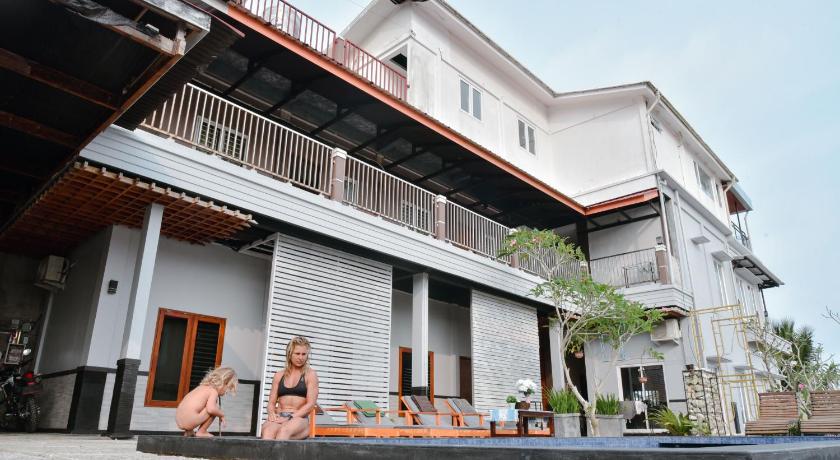 Oseda Nias Surf House