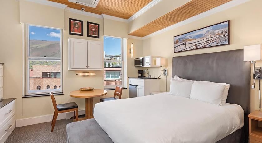 Independence Square 305, Remodeled, 3rd Floor Hotel Room in Aspen's Best Location