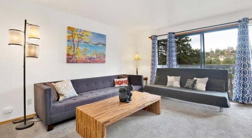 Bear Meadow Woods Condo- Walk to Ski Lifts & Golf