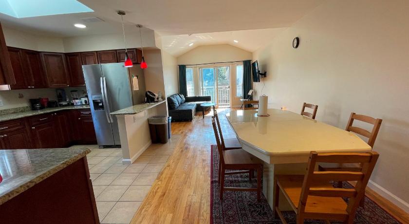 Business & Family Friendly Balcony Jacuzzi Free Park
