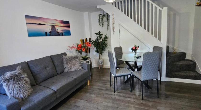 Luxury one bedroom maisonette with extra connected bedroom in Stevenage centre