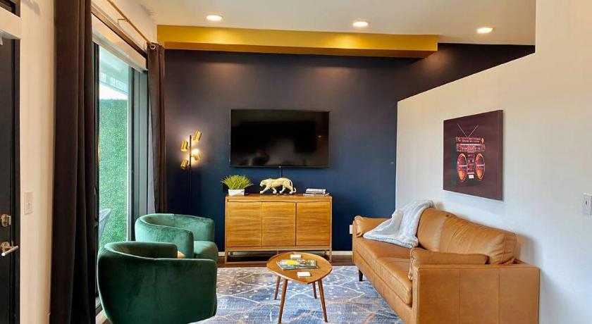 CHIC Modern Nashville Condo POOL, PATIO, PARKING