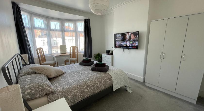 Double Bedroom with TV in Sudbury Hill Wembley - 10 mins from Wembley Stadium