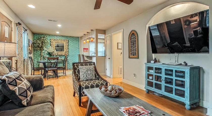Quiet Plaza Two bedroom 2 Bathroom