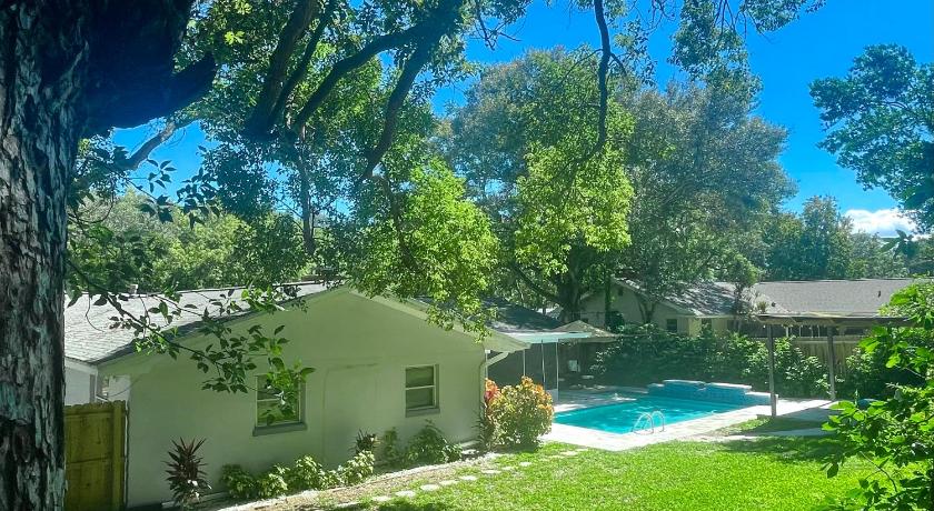 4 Bedroom Clearwater Vacation Home with Amazing Backyard