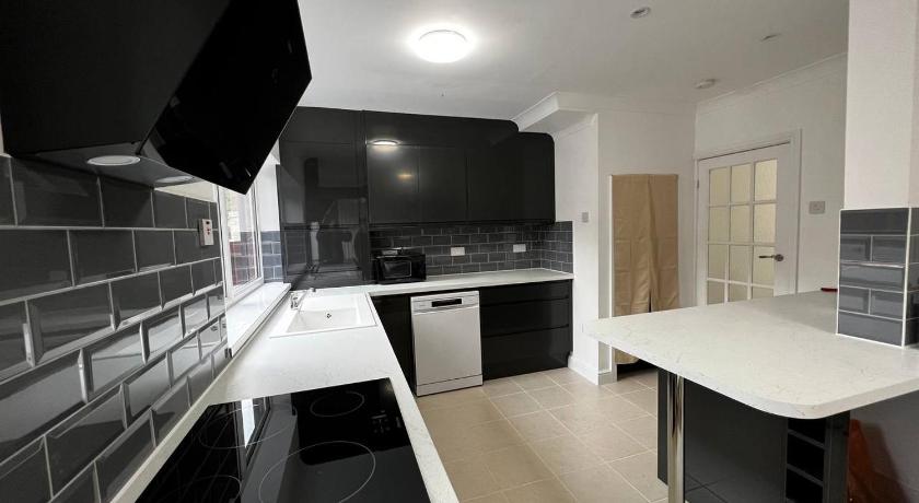 Springfield House- Near Newcastle Centre, Hospital and Keele University!