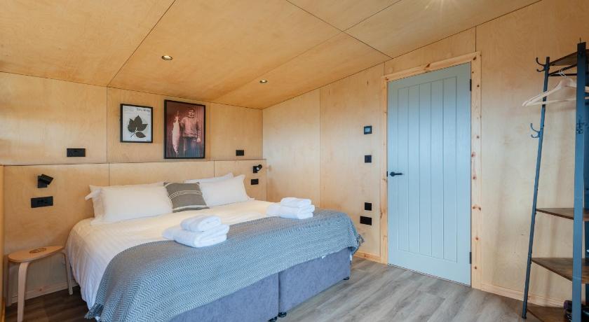 Rustic Cabins, sea views from rewilded farm with Highland Cows