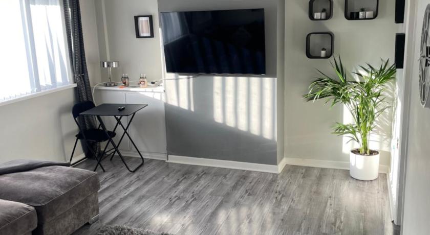 Fantastic full 3 bedroom modern apartment