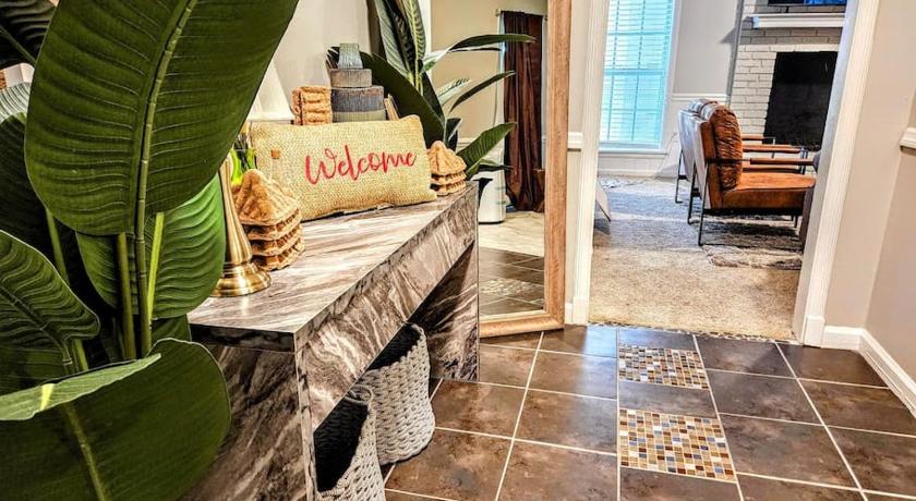 VillaQueFrancia near Elvis Presley's Graceland 6 mins from Airport, Shuttle, & Rental Vehicle