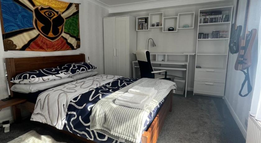 Private Flat in City Centre with Parking