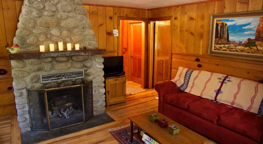 Ahwahnee-be Vintage Cabin - Walk to town!