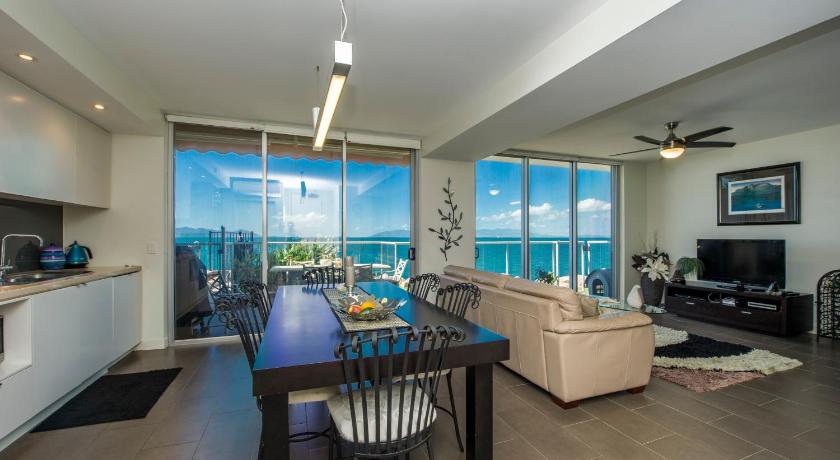Panoramic Ocean Views 2 bed/2 bath Unit, Nelly Bay