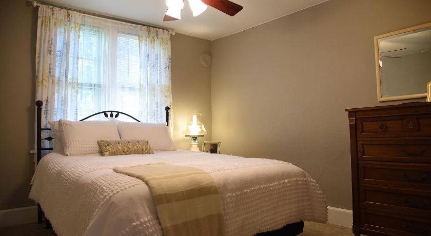 Cozy Home Near all Milwaukee Attractions