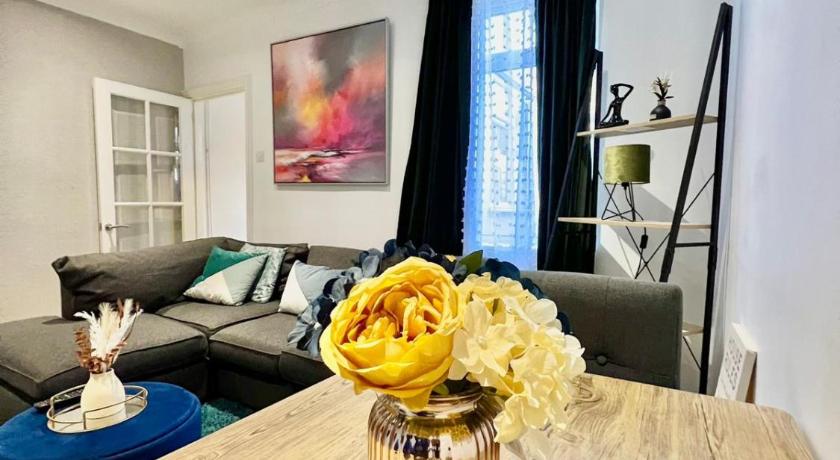 3 Bedroom House in Rochester Strood with Wifi and Netflix Walking distance to Strood Station